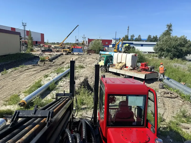 Плети труб ПНД и установка ГНБ на площадке