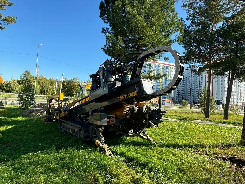 Установка ГНБ на газоне в городской застройке