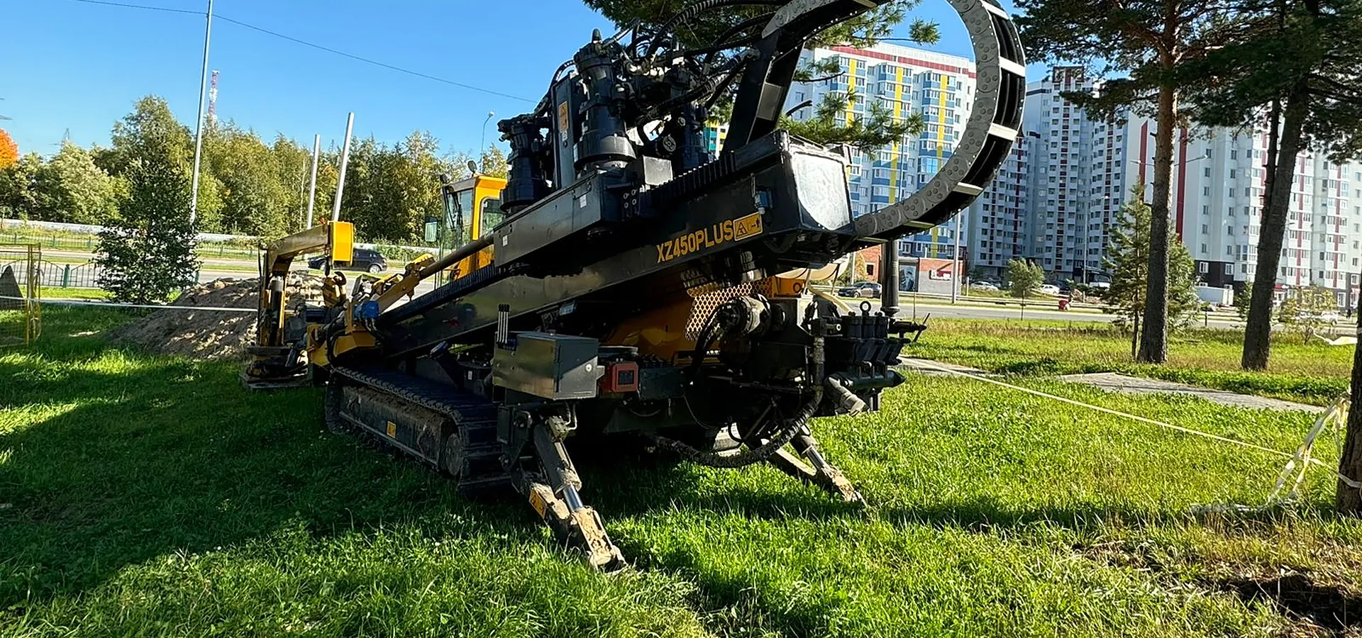 Установка ГНБ на газоне в городской застройке