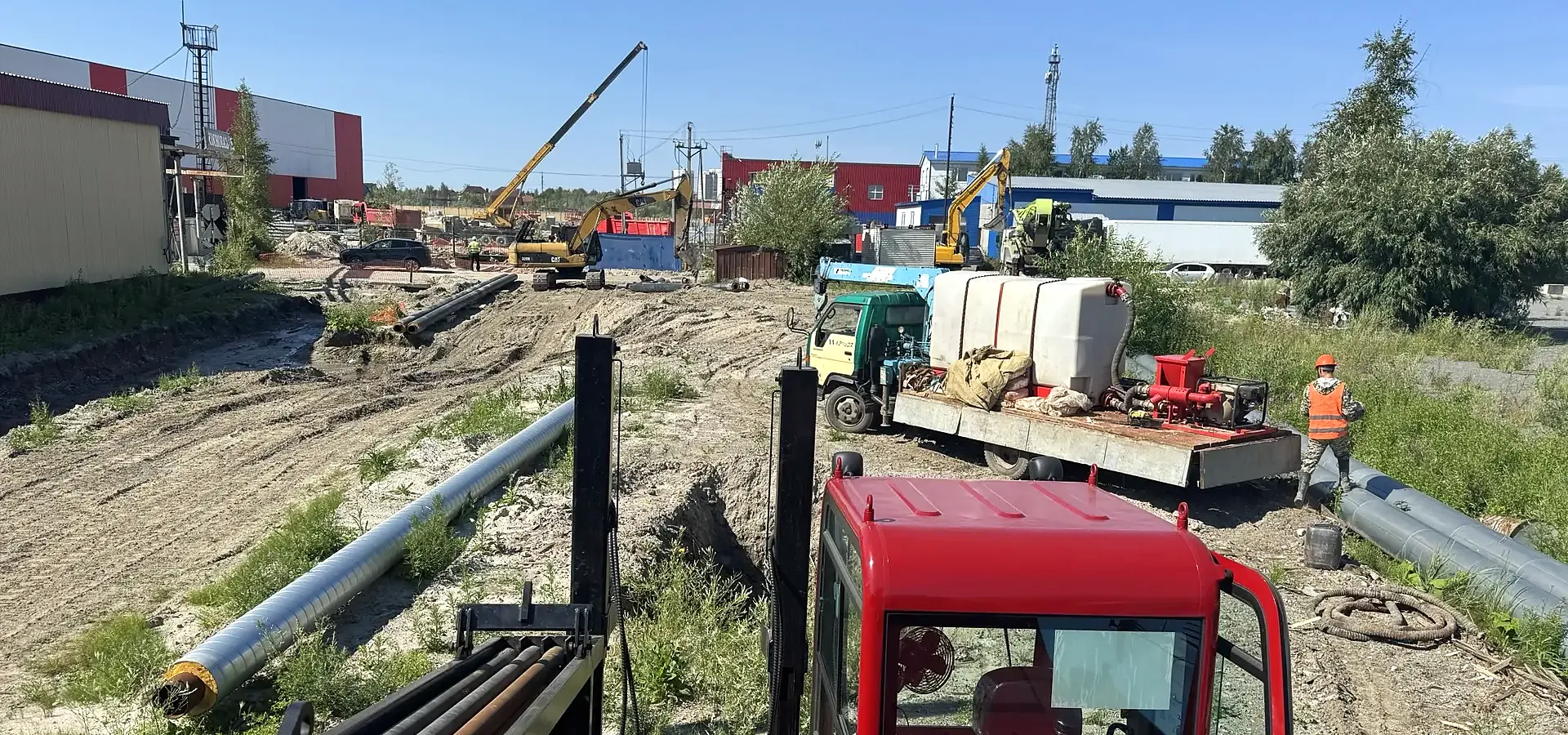 Плети труб ПНД и установка ГНБ на площадке
