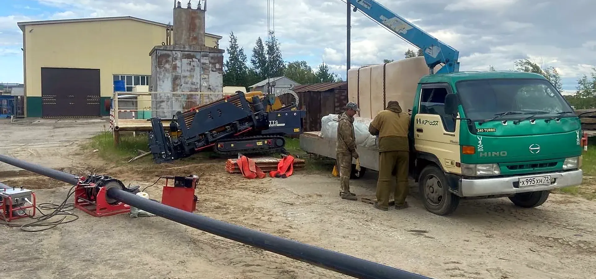Разгрузка техники, сварочные аппараты и труба ПНД