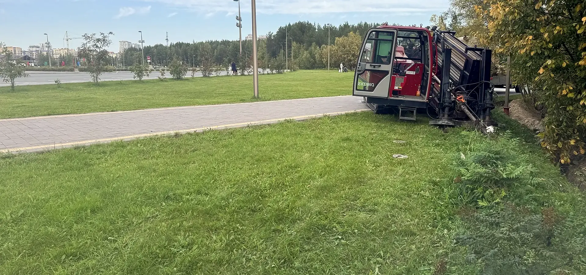 Установка ГНБ на газоне у дороги